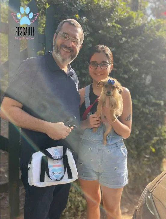 Casal com cachorro adotado Adilson